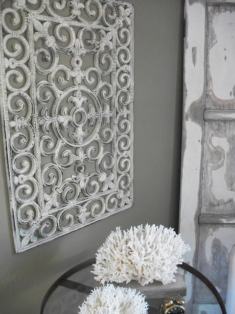 Ideas for decor in a white and gold bath