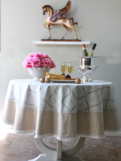 white and gold wedding table linens