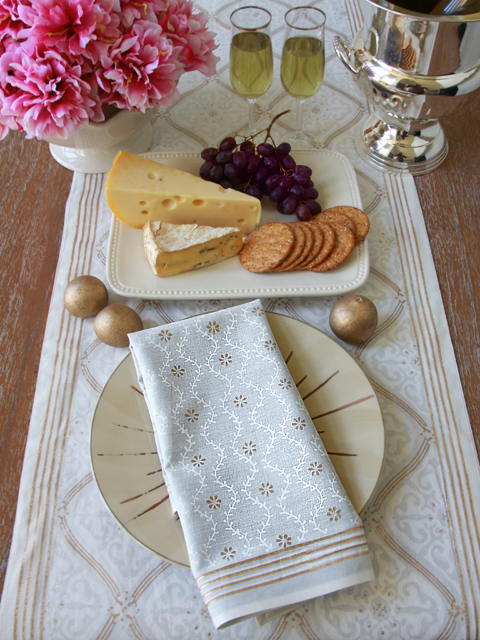 white and gold dinner napkins