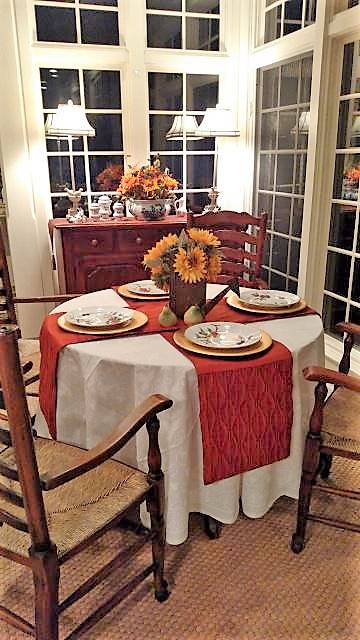 table runners on round tables like placemats