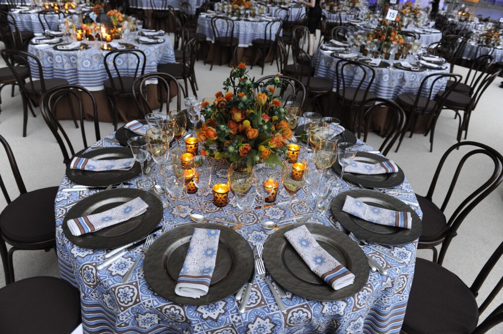 round wedding table runners and candles and centerpieces