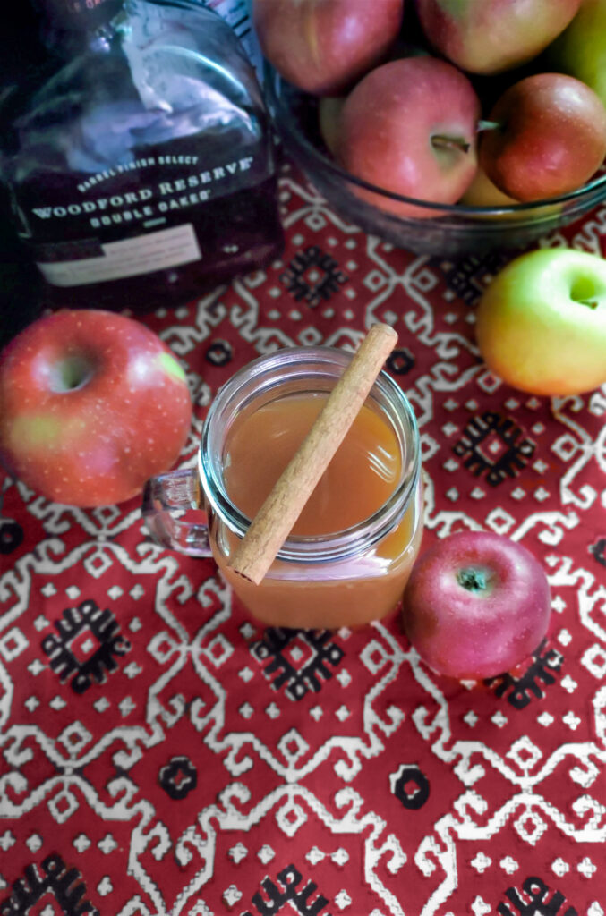a holiday cocktail recipe for Thanksgiving with apples
