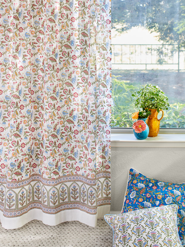 15 Floral Curtains to Go With Your Bouquet of Dried Flowers