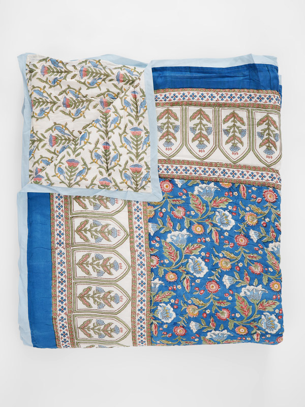 https://www.saffronmarigold.com/blog/wp-content/uploads/2023/11/en_floral_pattern_blue_razai_quilts_01_20230406.jpg