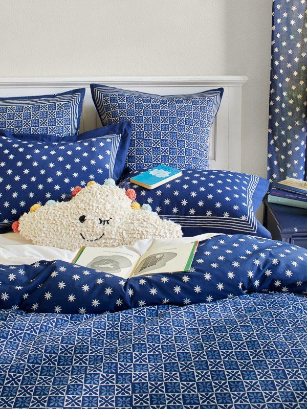 How to style a calming kid's room using starry navy blue bedsheets