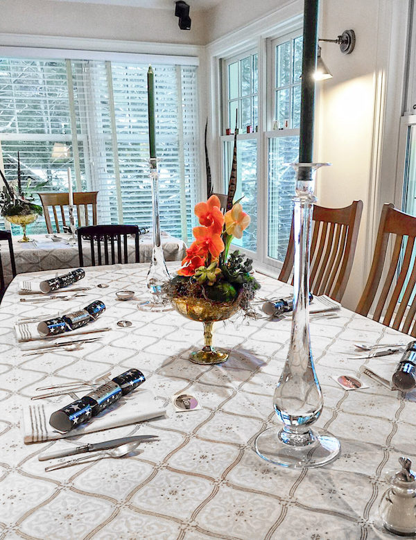 White and gold elegant Christmas table setting