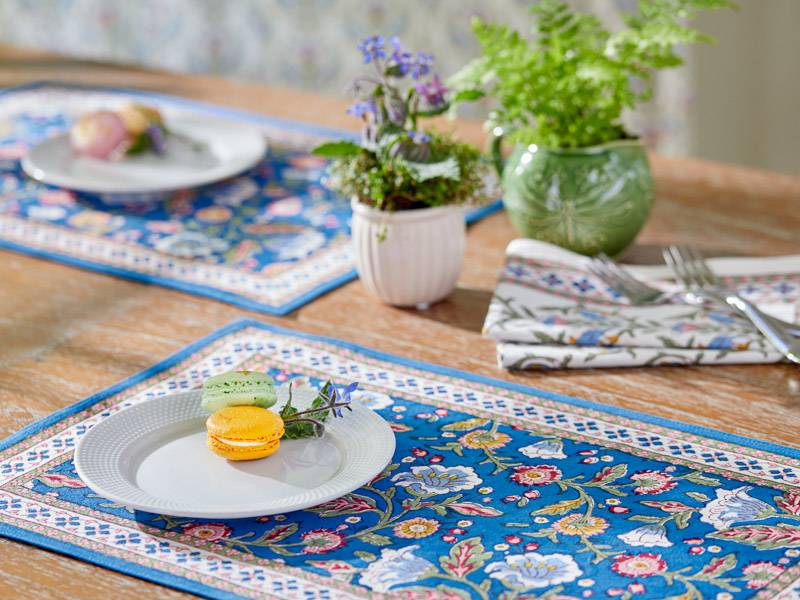 place mats Vintage 7 piece linen Table set Napkins Centerpiece Blue Daisies