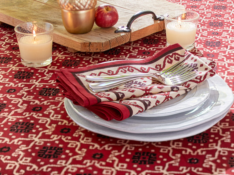 Details about   CHRISTMAS TABLE COVER RECTANGLE ROUND FESTIVE CLOTH JINGLE BELL GOLD RED DECOR 